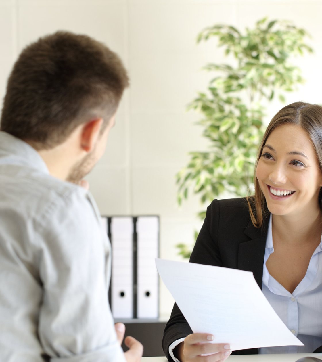 Profesional en una entrevista de trabajo con buen resultado